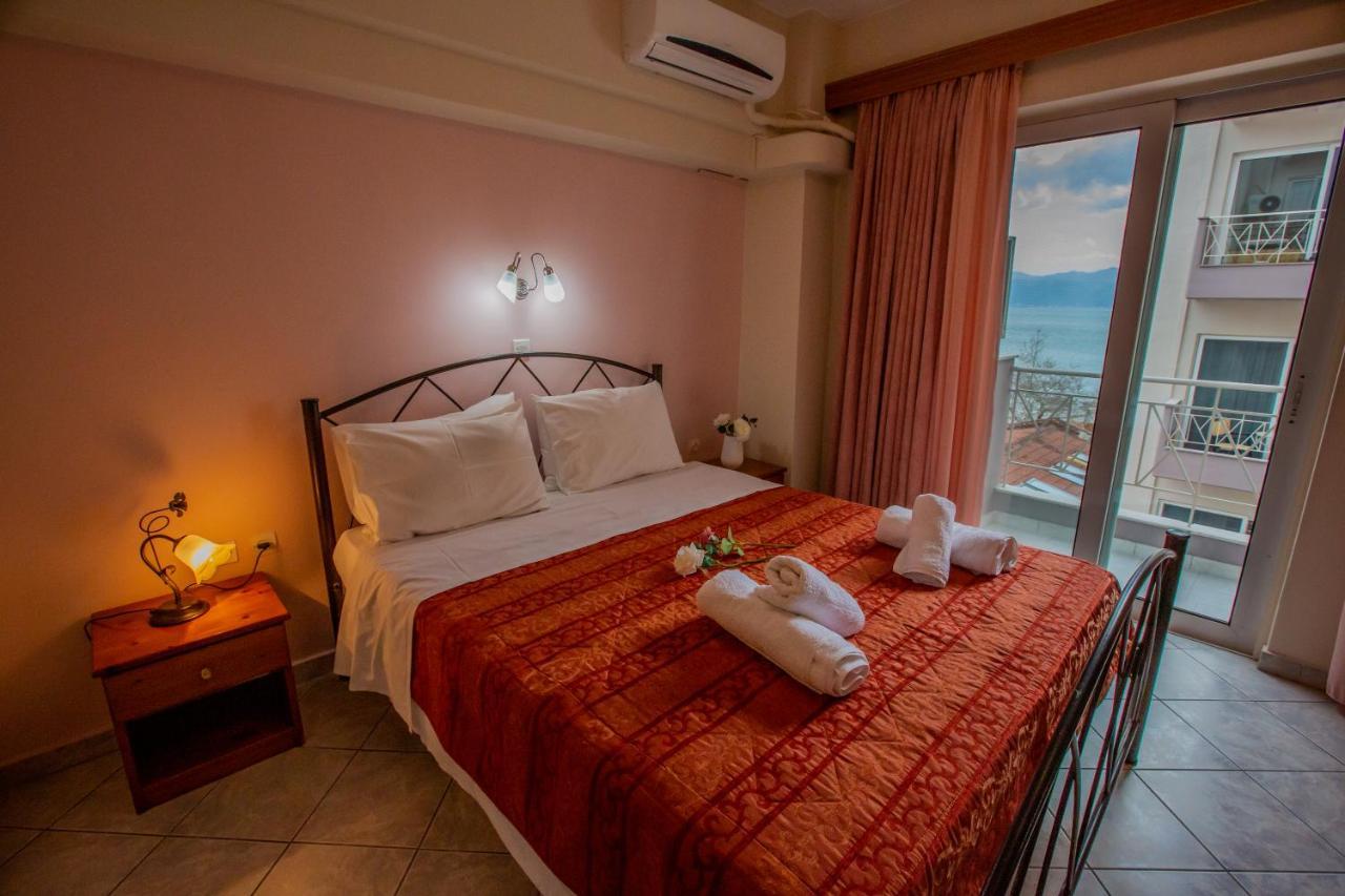 Hotel Chrisi Akti à Nafpaktos Extérieur photo